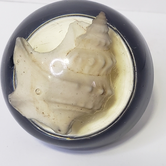 Night Light with Conch Shell Inside 3-D Style Vintage 2.25” Lucite Plug In - Picture 6 of 6